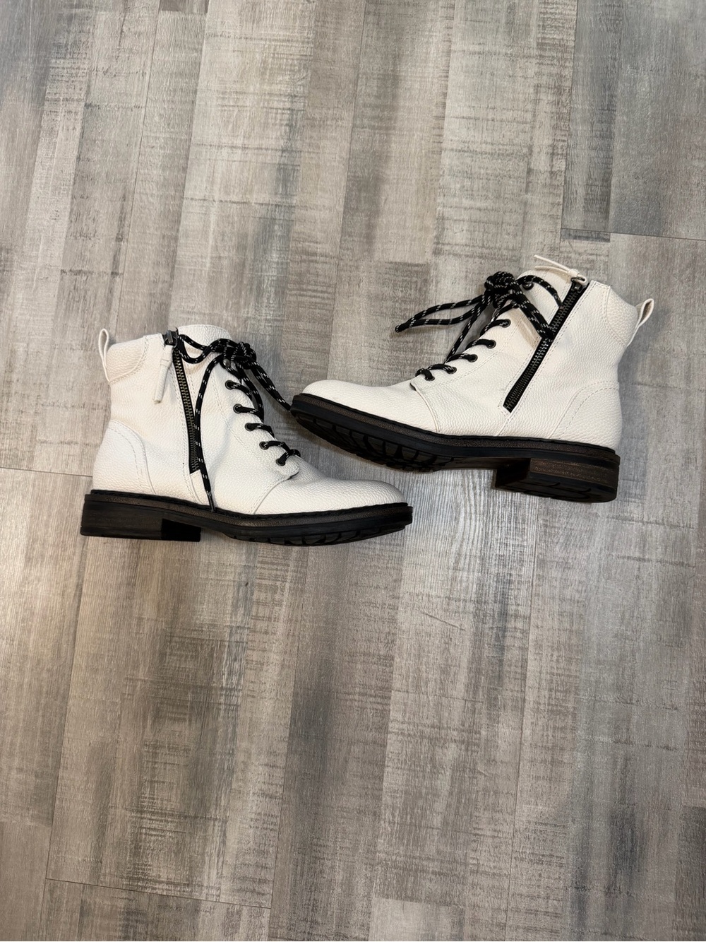 Baretraps Amy Sue Women’s 7.5 M White Combat Ankle Boots Lace-Up Side Zip
